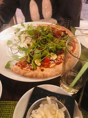 Pizza riquísima del menú vegano at Entonces in Marbella