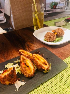 Albóndigas y rollitos veganos at Entonces in Marbella