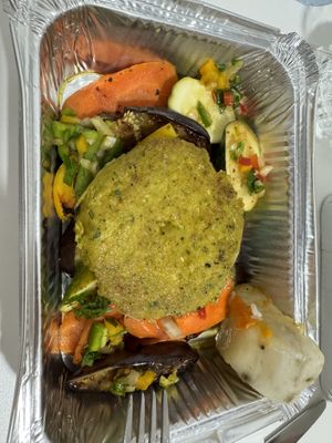 Hambúrguer de lentilhas com vegetais salteados   at Natura Coffee Shop in Praia