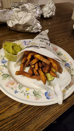 Tijuana Fries mit extra Guacamole at Atacolypse in Leipzig