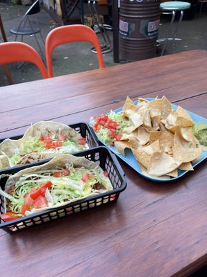 Tacos mit Soja und Bohnen und überbackene Nachos (kleine Portion)   at Atacolypse in Leipzig