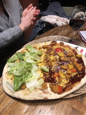 1/2 Caesar - 1/2 Bbq pizza  #Veganuary at L'Osteria - Stuttgart Mailänder Platz in Stuttgart