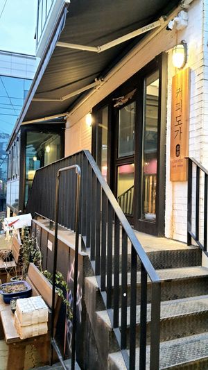 entrance to location from ground level at Coffee Doga Heritage - Itaewon branch 커피도가 헤리티지 이태원점 in Seoul