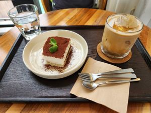 Tiramisu and cafe latte at Coffee Doga Heritage - Itaewon branch 커피도가 헤리티지 이태원점 in Seoul
