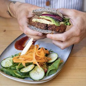 Hamburguesa vegana y casera a base de legumbres, cereales y verduras #Veganuary at Nu Market & Coffee in Mallorca