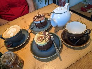 Rohvegane Köstlichkeiten Schoko-Kaffee-Haselnuss hinten, Schoko-Orange vorne at Nu Market & Coffee in Mallorca
