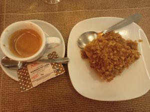 Apple crumble at Amaltea in Barcelona