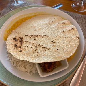 Dahl indio con arroz basmati, papadum y salsa picante at Amaltea in Barcelona