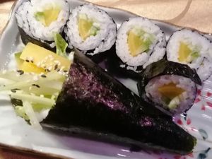 Temaki e Futomaki con avocado, cetriolo, oshingo. Nel temaki ci sono anche lattuga e semi di sesamo. Molto buoni! #Veganuary at Shiko' in Olmi