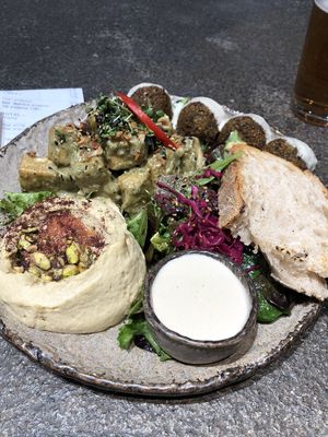 Falafel con aggiunta di tofu, hummus e salsa tahini  at Honest Greens - Corte Inglés in Madrid