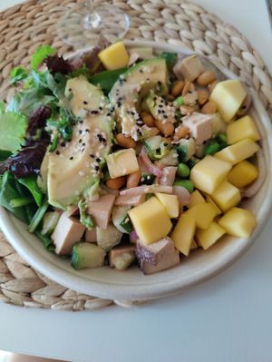 Sesam Me Räuchertofu Bowl mit extra Avocado at Ma'loa in Karlsruhe