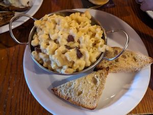 Mac 'n' cheese with facon bits and garlic bread at The Globe in Glossop