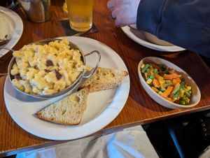Mac 'n' cheese with facon bits and garlic bread, with vegetable side at The Globe in Glossop