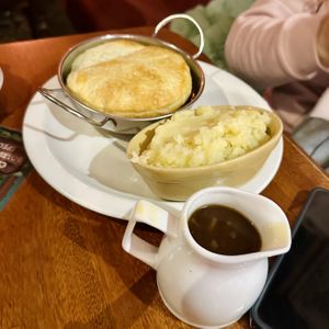 Steak, ale and mushroom pie and mash #Veganuary at The Globe in Glossop