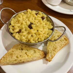 Mac and cheese with garlic breadd #Veganuary at The Globe in Glossop