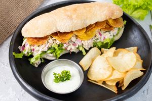 Sandwich Q-Bano:
Pan de masa madre con ceviche de tofu y espinaca, con salsa de siracha 
Acompañado de chips de Yuca  at Oh! Food in Envigado