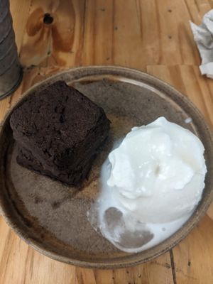 Brownie de batata con helado de coco (16.000 COP) 3.5/5 at Oh! Food in Envigado