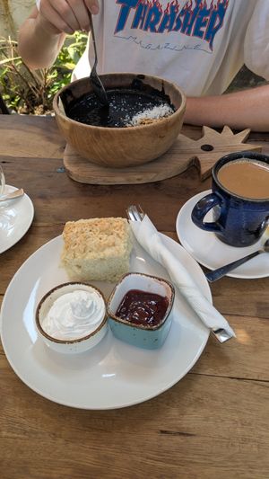 Vegan afternoon tea & charcoal smoothie bowl at The Mill in Palolem