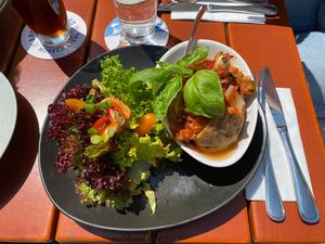 Folienkartoffel mit Salatbouquette mit Arrablata-Gemüse  at Goldener Engel in Deggendorf