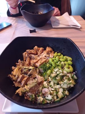 Poke bowl con tiras de heura at Sushimore in Caceres