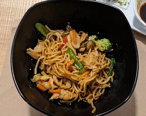 Yakisoba con verduras y carne vegetal #Veganuary at Sushimore in Caceres