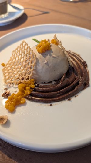 Crema de avellanas con caviar de espino y manzana at Kistücsök Étterem in Balatonszemes