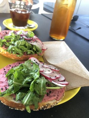 Vegan Bagel mit Eistee und Cold Brew   at Koun Coffee in Vienna