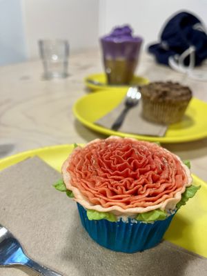Cupcake, Bananen Muffin und Ube Latte   at Koun Coffee in Vienna