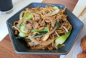 Chow mein at Camouflage in Seoul