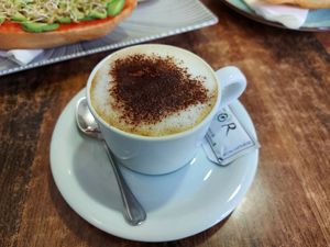 Vegan cappucino with oat Milk : good at Elvira 81 in Granada