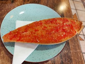 Toast tomate y aceituna (tomato and olive oil) : a good simple classic at Elvira 81 in Granada