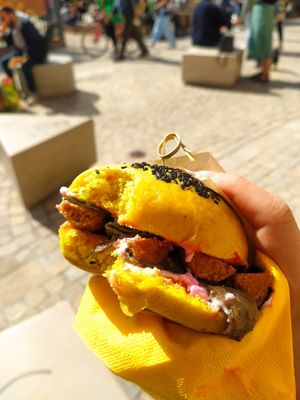 Burger con wustel piccante at La Zappa e Il Mestolo in Bologna