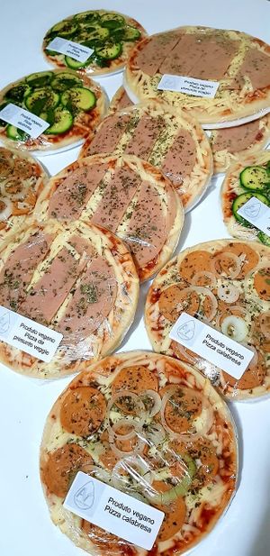 Pizzas presunto e calabresa Veggie  #Veganuary at Ateliê Vegan in Brasilia