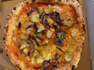 TARTUFO pizza with vegan option. (White pizza with vegan mozzarella, mushrooms, Icelandic potatoes, truffle oil, sea salt and basil) at Flatey Pizza in Reykjavik