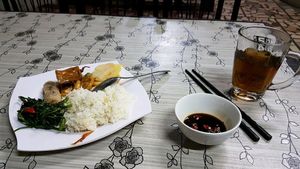20,000 Dong dinner plate (minus soup). at Bo De Quan - Ho Tung Mau in Vinh