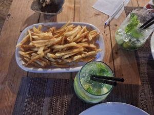 Patatas fritas caseras y mojitos at Sabores Livros in Santa Maria