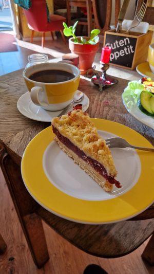 Vegan cherry crumble cake at Jasmino in Berlin