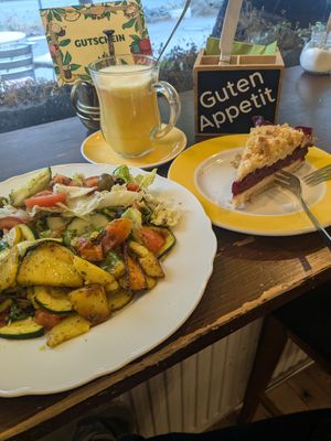 veganes Frühstück (halb Bratkartoffeln, halb Salat), Kuchen und 'heiße Orange' at Jasmino in Berlin