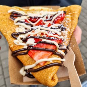 Sesam und Bitter Schoko Crepes mit Erdbeer at Sweet Point in Graz