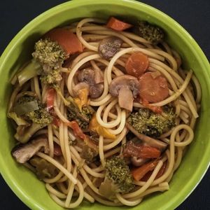 Yakisoba (espaguete de arroz, brócolis, cogumelos, cenoura e pimentões). #Veganuary at Farofa Vegana in Tubarao