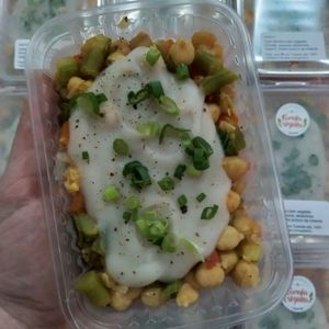 Grão-de-bico com vegetais e molho branco de inhame.  #Veganuary at Farofa Vegana in Tubarao