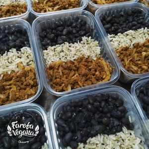 Proteína de soja acebolada, arroz com gergelim e feijão.  #Veganuary at Farofa Vegana in Tubarao