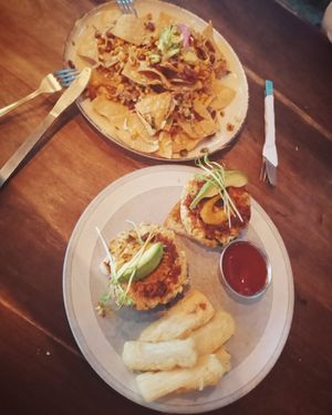 Natchos & crab cake with yuka fries 🤤 (sorry we started eating before taking the picture.. we were hungry 😅) at Biribá in Puerto Viejo De Talamanca