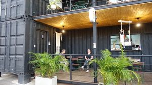 Outdoor seating at Earthly Kitchen in San Jose