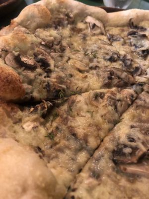 Pizza de hongos   at Earthly Kitchen in San Jose