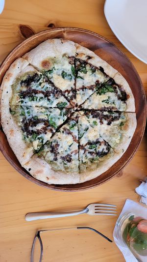 Pizza mit Feta und Balsamico at Earthly Kitchen in San Jose