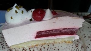 strawberry cake at Ohlala in Berlin