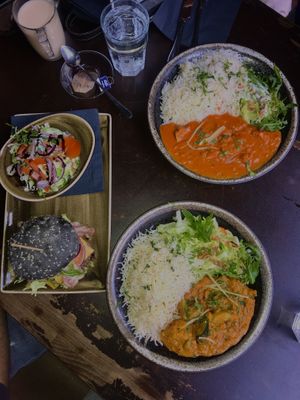 War sehr sehr lecker. Reis war perfekt, soße auch. Nur für Salat war leider nicht gut. Die Soße bestand aus reinem Öl.  at LêBar in Nuremberg