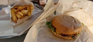 Excellent  burgers and chips. Must visit at PLANTE Lab in Catania