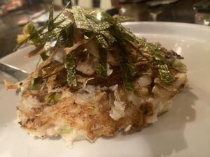本来は鰹節を上に乗せる代わりに長芋の皮を鐡板でじっくり焼き上げ、カリッとした風味のある味わいを楽しめます♫海苔は直前にハ at TEPPANYAKI RAI in Ninohe